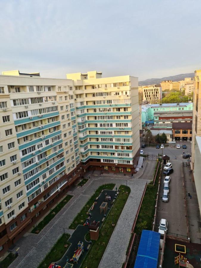 Novy Jk V Samom Centre Goroda Almaty Exterior foto